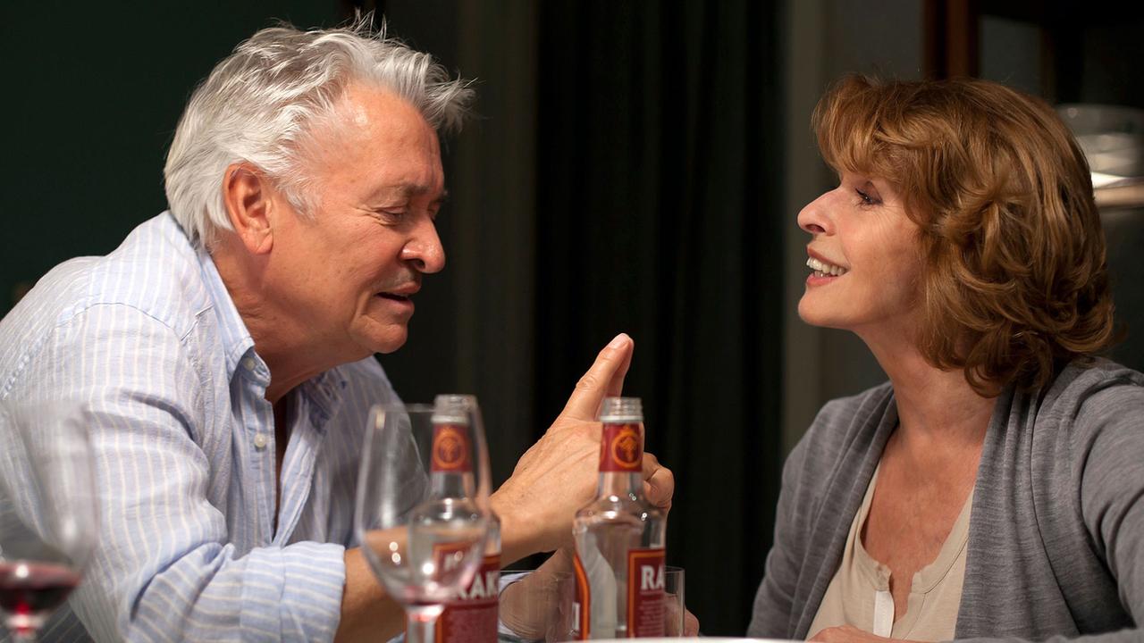 Frauen verstehen: Marlene (Senta Berger) und Paul Havemeister (Henri Hübchen) feiern zusammen.