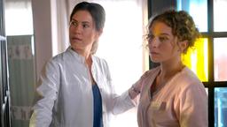 Frauenärztin Luise (Wolke Hegenbarth, li.) hat an der neuen Arzthelferin Jella (Antonia Bill) ständig etwas auszusetzen.