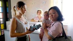 Frauenärztin Luise (Wolke Hegenbarth, li.) mit ihrem Baby und ihren Mitarbeiterinnen Jella (Antonia Bill, hinten) und Ja-Mai (Soogi Kang, re,).