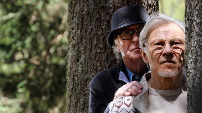 Bild: ARD Degeto/Wild Bunch Germany Fred Ballinger (Michael Caine) und sein Freund Mick Boyle (Harvey Keitel) im Wald.