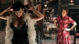 Fred (Douglas Hodge) und Rosa Alfonsini (Lorraine Ashbourne, re.) begutachten eine ihrer Tänzerinnen.