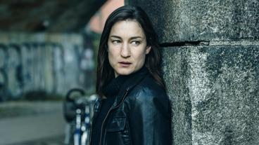 Bild: BR/ARD Degeto/Hager Moss Film GmbH/Hendrik Heiden Frederike (Marie Leuenberger) beobachtet Jana an der Leichenfundstelle.