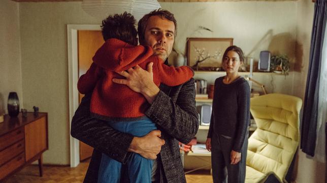 Bild: BR/ARD Degeto/Hager Moss Film GmbH/Hendrik Heiden Frederike (Marie Leuenberger, rechts) verabschiedet Mohn (Stefan Rudolf, Mitte) und Mamadou (Noah Kamby, links).