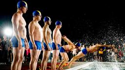 Männer im Wasser: Fredrik (Jonas Inde) und seine arbeitslosen Freunde nehmen bei der männlichen Synchronschwimm-WM in Berlin teil.