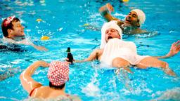 Männer im Wasser: Fredrik (Jonas Inde) versucht sich zusammen mit seinen Freunden Victor (Peter Gardiner) und Charles (Andreas Rothlin-Svensson) im Synchronschwimmen.