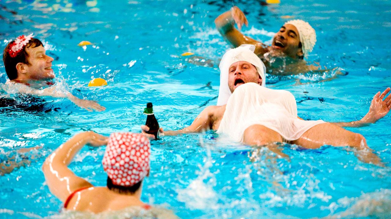 Männer im Wasser: Fredrik (Jonas Inde) versucht sich zusammen mit seinen Freunden Victor (Peter Gardiner) und Charles (Andreas Rothlin-Svensson) im Synchronschwimmen.