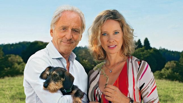 Bild: ARD Degeto/Erika Hauri Siegfried Schroff (Günther Maria Halmer) und die Hebamme Irene Lieblich (Ann-Kathrin Kramer).