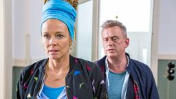 Karla (Katja Riemann) kann es kaum fassen: Max (Thomas Huber) verlässt sie für eine Jüngere, die auch noch schwanger ist.
