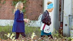 Karla (Katja Riemann, re.) und ihre verhasste Super-Schwester Alice (Sophie von Kessel) streiten auf dem Weg ins Krankenhaus. Die Modell-Karriere von Alice bedeutete einst das Aus für die Girl-Band "ChiX".