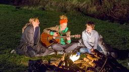 Wie in alten Zeiten: Am Lagerfeuer spielen sie ihre alten Songs. Gitarristin Karla (Katja Riemann, Mitte), Sängerin Sascha (Nicolette Krebitz, re.) und Alice (Sophie von Kessel).