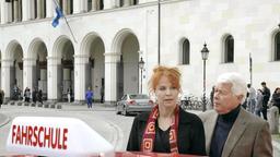 Friedrich (Peter Weck) ist begeistert von seiner Fahrlehrerin Eva (Claudia Messner).