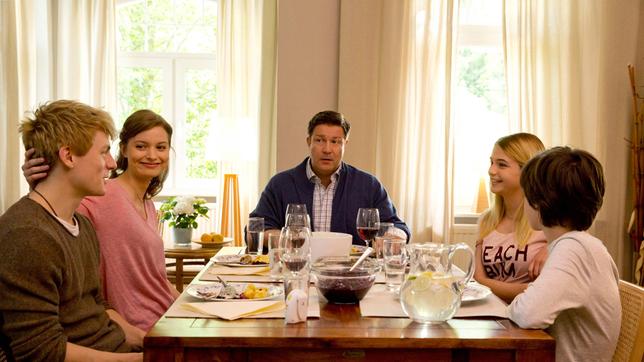 Bild: ARD/Volker Roloff Fröhliches Abendessen in der Villa Kleist: V.l.n.r. Piwi Kleist (Meo Wulf), Anke Stoll (Fabienne Haller), Dr. Christian Kleist (Francis Fulton Smith), Clara Hofer (Lisa-Marie Koroll) und Paul Kleist (Julian König)