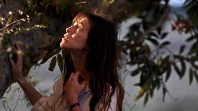 Bild: ARD Degeto/Baruch Rafic/Les Films du Poisson/Taylor Media Für Dawn (Charlotte Gainsbourg) wirkt der Baum bedrohlich.