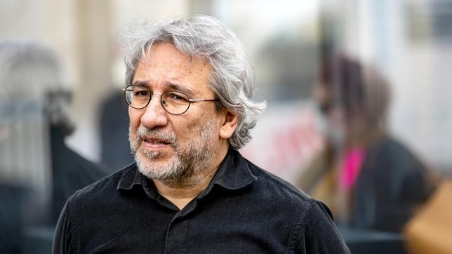 Bild: WDR/picture alliance Für die "ARD Story" begibt sich Can Dündar zusammen mit Stella Könemann auf eine filmische Recherche auf den Spuren der Enthüllungsvideos. Sind Pekers Videos mehr als der private Rachefeldzug eines einst mächtigen Kriminellen, der sich verraten fühlt? Sind seine Vorwürfe glaubhaft?