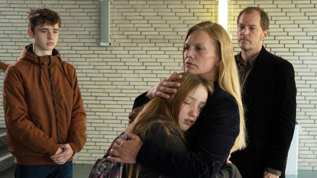 Bild: ARD Degeto/Christine Schröder Für Lasse (Yuri Völsch, v. l. n.) und Lena Schwarz (Ruby M. Lichtenberg) sind Marion (Anna Loos) und Uwe Mosbach (Godehard Giese) ihre "neuen" Eltern.