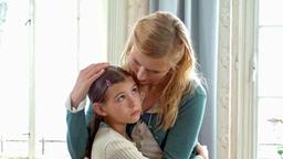 Gabriela (Johanna Christine Gehlen, re.) tröstet die kleine Theresa (Laura Szalski).