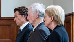 Gegnerische Front: Anwalt Hanno (Wolfram Grandezka, li.) mit seinen Mandanten Rolf (Falk Rockstroh, Mitte) und Vera Klatt (Christa Rockstroh, re.).
