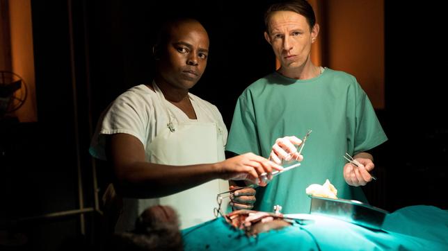 Geheime Operation: Dr. Barnard (Alexander Scheer, re.) arbeitet mit Krankhausgärtner Hamilton (Loyiso MacDonald).