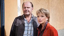 Gemeinsam machen Franziska (Uschi Glas) und Josef (August Schmölzer) sich auf die Suche nach ihren verschwundenen Kindern.