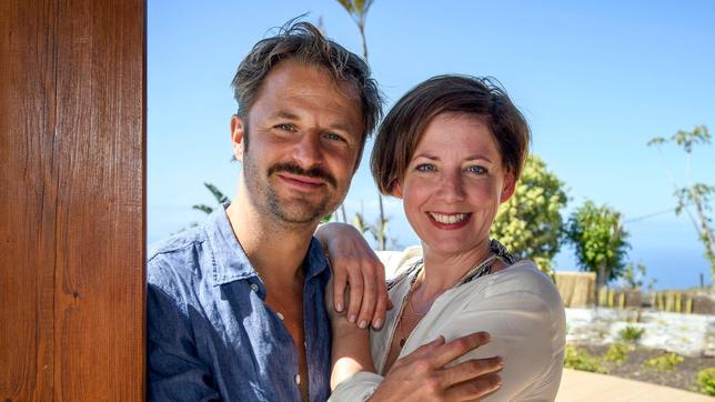 Bild: ARD Degeto/Christof Arnold Gemeinsamer Urlaub auf Teneriffa: Lars (Philipp Hochmair) und Diana Wimmer (Caro Scrimali)