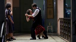 Georg Elser (Christian Friedel) tanzt mit Elsa (Katharina Schüttler) den Tango.