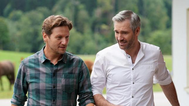 Georg Leitner (Thomas Unger) und der Hamburger Gastronom Steffen (Ben Braun, re.) wollen zusammenarbeiten.