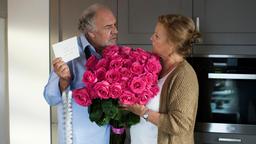 Georg (Christian Kohlund) wundert sich: Wer hat seiner Frau Christine (Suzanne von Borsody) die Rosen geschickt?