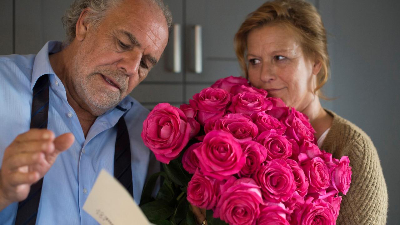 Georg (Christian Kohlund) wundert sich: Wer hat seiner Frau Christine (Suzanne von Borsody) die Rosen geschickt?