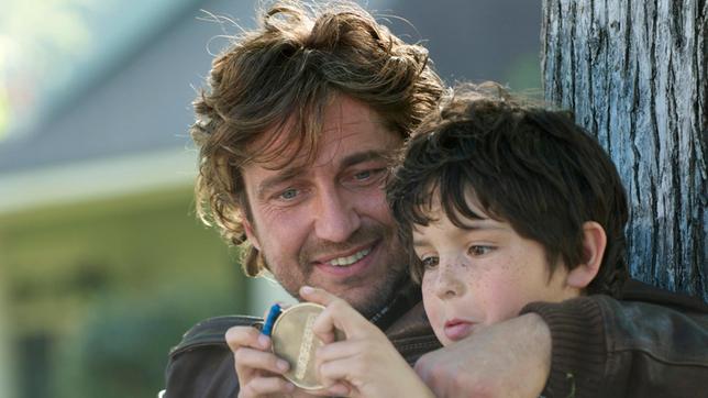 George Dryer (Gerard Butler) möchte seinem Sohn Lewis (Noah Lomax, re.) ein guter Vater sein.