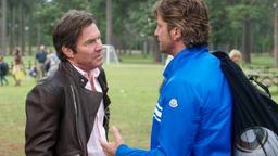 George Dryer (Gerard Butler) und Carl (Dennis Quaid, li.) lernen sich besser kennen.