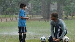 George Dryer (Gerard Butler) und Lewis (Noah Lomax, li.) trainieren bei jedem Wetter.