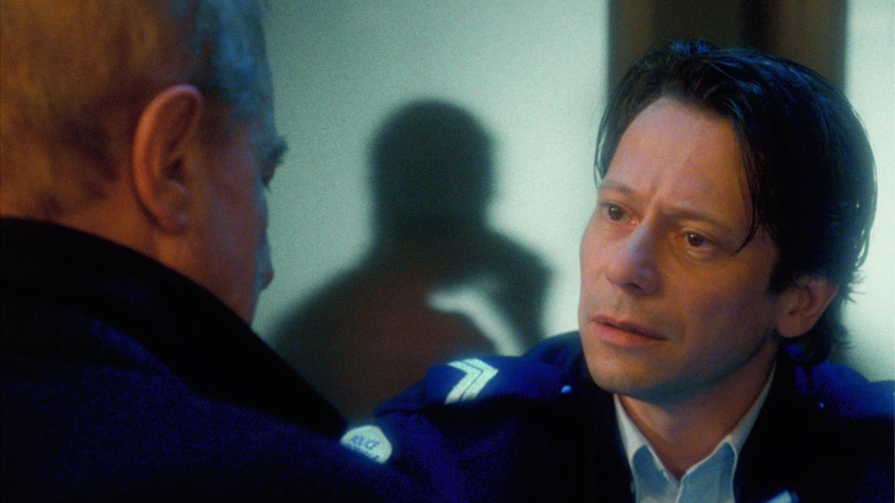 Georges (André Dussollier, li.) gibt ein gefundenes Portemonnaie bei Kommissar de Bordeaux (Mathieu Amalric) ab.