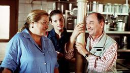 Geschafft: Die Köchin Marga (Marianne Sägebrecht, links) hat zusammen mit dem Kellner Paschke (Heinz Rennhack) und Ohrmanns Tochter Olga (Ina Paule Klink) den idyllisch gelegenen Gasthof auf Vordermann gebracht.