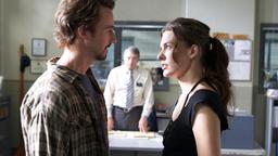 Gespannt beobachtet Jack (Robert De Niro, Mitte), wie "Stone" (Edward Norton) und seine Frau Lucetta (Milla Jovovich) miteinander umgehen.