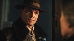 Gestapo-Kommissar Teubner (Franz Hartwig) setzt Martha Liebermann (Thekla Carola Wied) unter Druck.