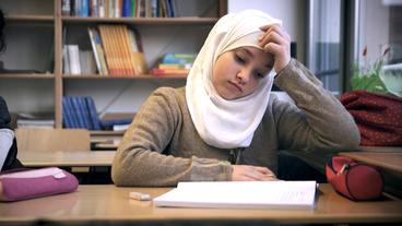 Bild: NDR/Pier 53 Ghofran fühlt sich isoliert in der Schule, weil sie so wenig versteht.