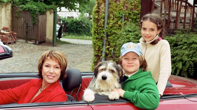 Bild: ARD Degeto/Katrin Knoke Gib Gas, ich will Spaß: Juliane (Gaby Dohm, li.) geht mit ihren Enkeln Sarah (Emelie Kundrun) und Nils (Benjamin Seidel) auf Spritztour.