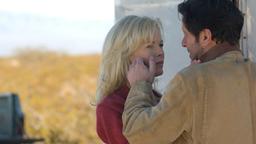 AUF BRENNENDER ERDE: Gina (Kim Basinger) und Nick (Joaquim de Almeida) wissen, dass ihre Liebe kaum eine Chance auf Zukunft hat.