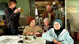 Gisela (Ursula Karusseit, 2.v.li.), Martha (Brigitte Grothum, re.) und Ilse (Gudrun Okras) präsentieren Sascha (Jona Mues) und Plötz (Heinz Gerhard Lück) ihre Geschäftsidee.