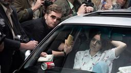 Journalisten umringen in Köln das Geiselnehmer-Auto mit Rösners Freundin Marion Löblich (Marie Rosa Tietjen).