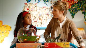 Bild: ARD Degeto Gloria (Gloria Colston, li.) und ihre Mama (Clémence Poésy)