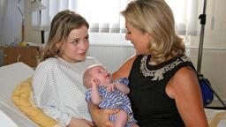 Glückliche Großmutter: Marianne (Jutta Speidel, re.) mit ihrer Tochter Sandra (Theresa Scholze) und ihrem neu geborenen Enkelkind.