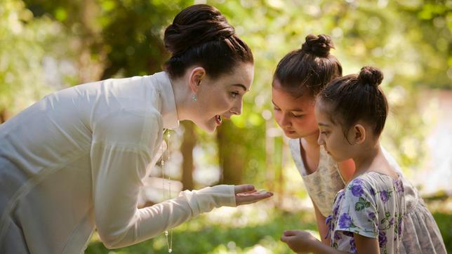 DÄMMERUNG ÜBER BURMA: Glückliche Jahre: Inge (Maria Ehrich, li.) mit ihren Töchtern Mayari (Kaitlin Wasita Orem, re.) und Kennari (Venetia Yanisa Hogg).