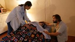 Graciana Rosado (Eva Meckbach, li.) und Carlos Esteves (Daniel Christensen) bringen die betrunkene Zara (Bianca Nawrath) ins Bett.