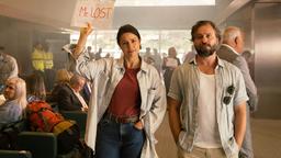 Graciana Rosado (Eva Meckbach) und ihr Kollege Carlos (Daniel Christensen) sollen ihren deutschen Kollegen Leander Lost vom Flughafen abholen.