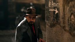 Grasshopper (Simon Gregor) ist der Türsteher des Club Picratt.