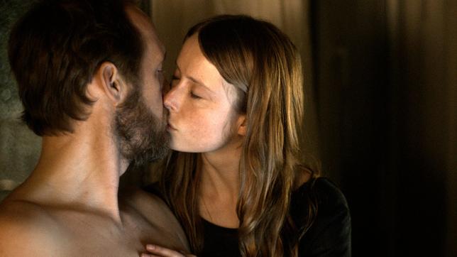 Bild: WDR/Neue Visionen Filmverleih Gravitationskräfte der Liebe: Die Physikerin Agnes (Odine Johne) und der Schriftsteller Walter (Stephan Kampwirth) verlieben sich.