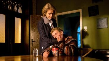 Bild: MDR/Gordon Muehle Gregor Zettel (Devid Striesow) und Donata (Judith Engel) essen zusammen.
