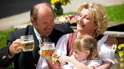 Grete Bergmeier (Saskia Vester) amüsiert sich mit ihrem Mann Leo (August Schmölzer) und ihrer Enkelin Lena (Miriam Tremel).