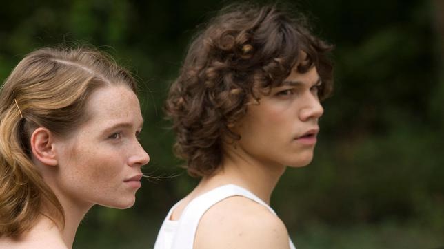 Bild: ARD Degeto/NDR/Thomas Kost Gretel (Karoline Herfurth) zeigt Marie (Sebastian Urzendowsky) die richtige Hochsprungtechnik. Sigfrid Kulmbach (Robert Gallinowski) unterbricht das Training.
